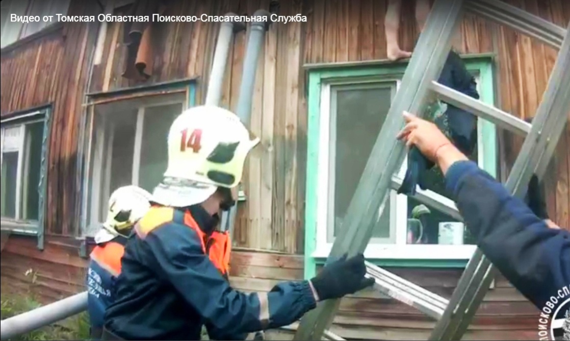 Видео: спасатели помогли голому мужчине, застрявшему на окне