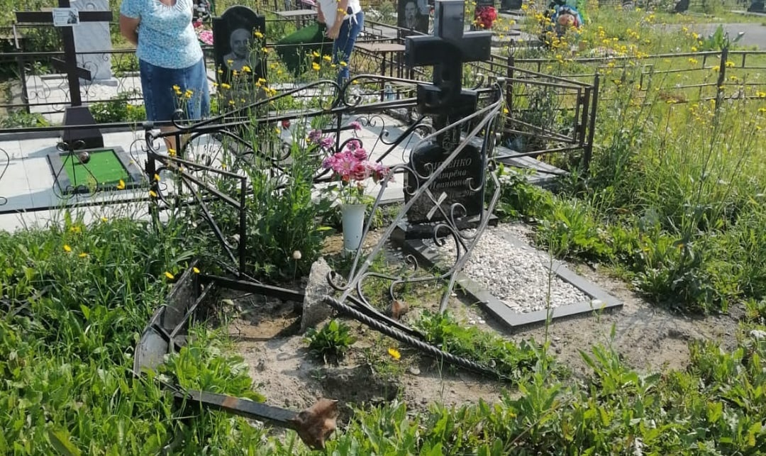 «Где ветераны похоронены»: жители Кузбасса показали варварски развороченные захоронения на кладбище