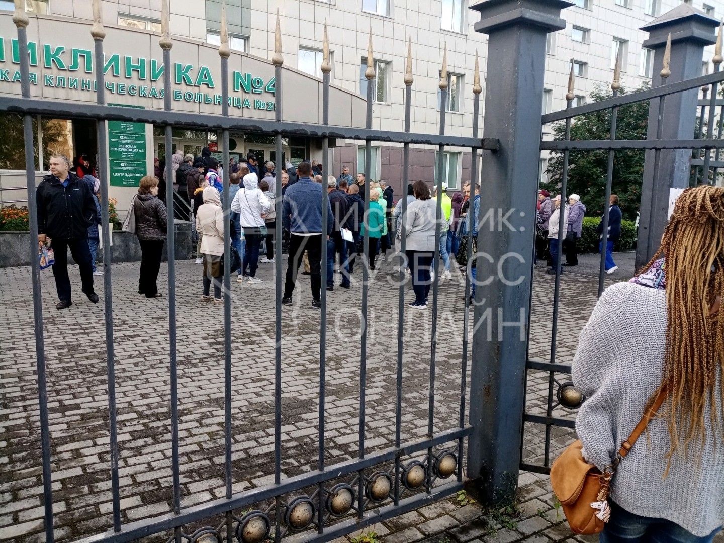 Это ужас! Гигантская очередь в поликлинику Кузбасса на метры растянулась по улице