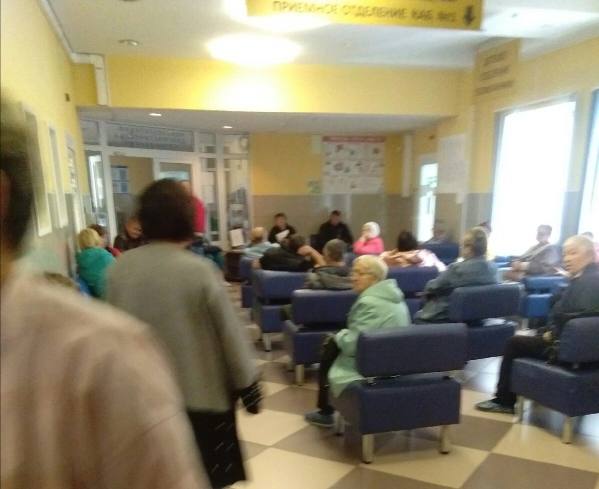 Зал переполнен: в кузбасской больнице в очереди собрались десятки пациентов
