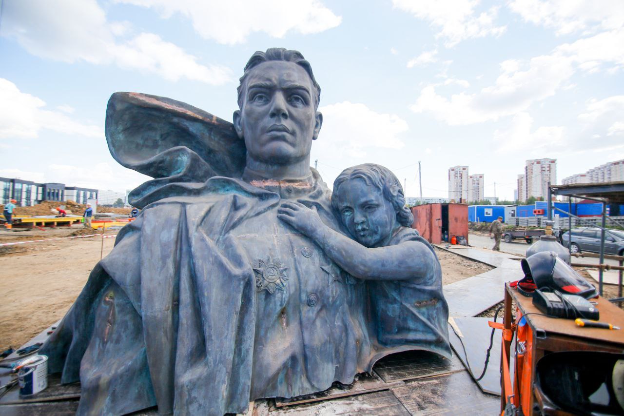 В Кемерове начали устанавливать 12-метровую бронзовую скульптуру Воину-освободителю