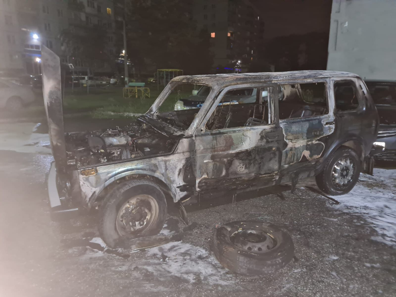 В Кузбассе «Ниву» и ВАЗ-2104 оказалось проще сжечь, чем угнать