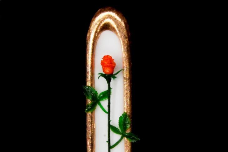 В Новосибирске мастер по миниатюру поместил в игольное ушко розу