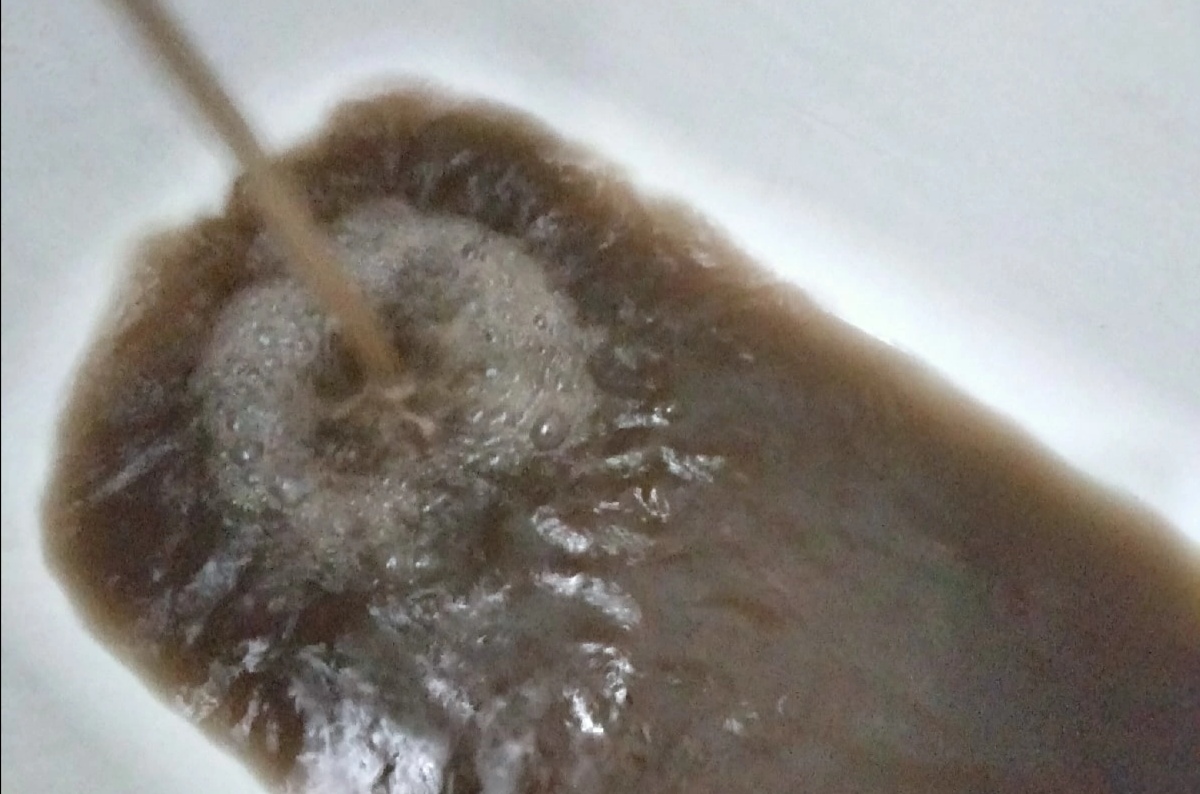 Жуткая coca-cola: в Белове показали шокирующие снимки воды