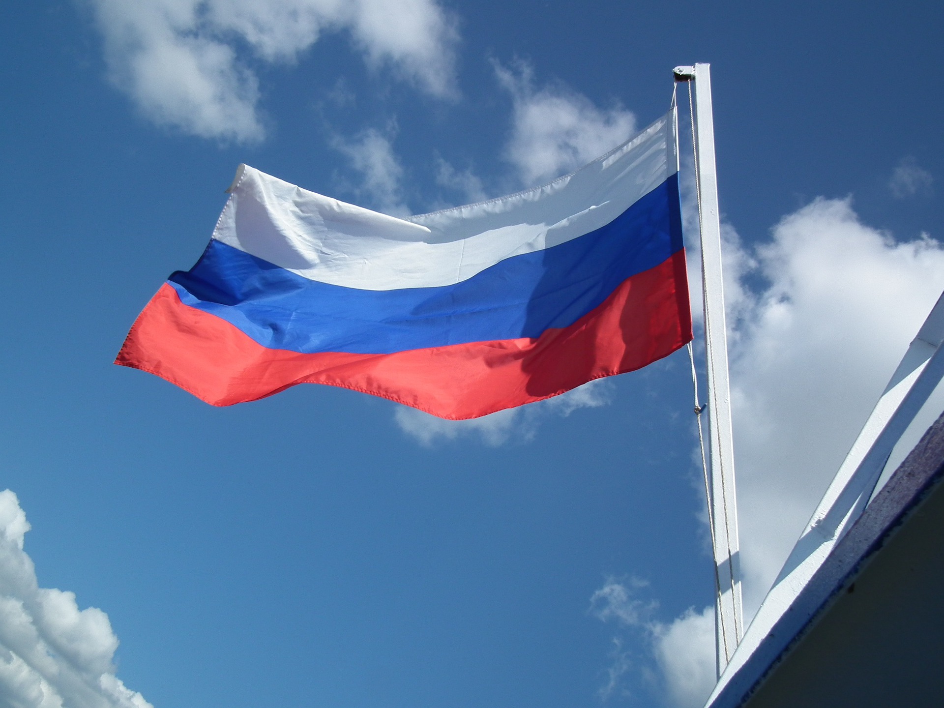 В школе Кузбасса вновь подняли флаг Сербии вместо российского флага