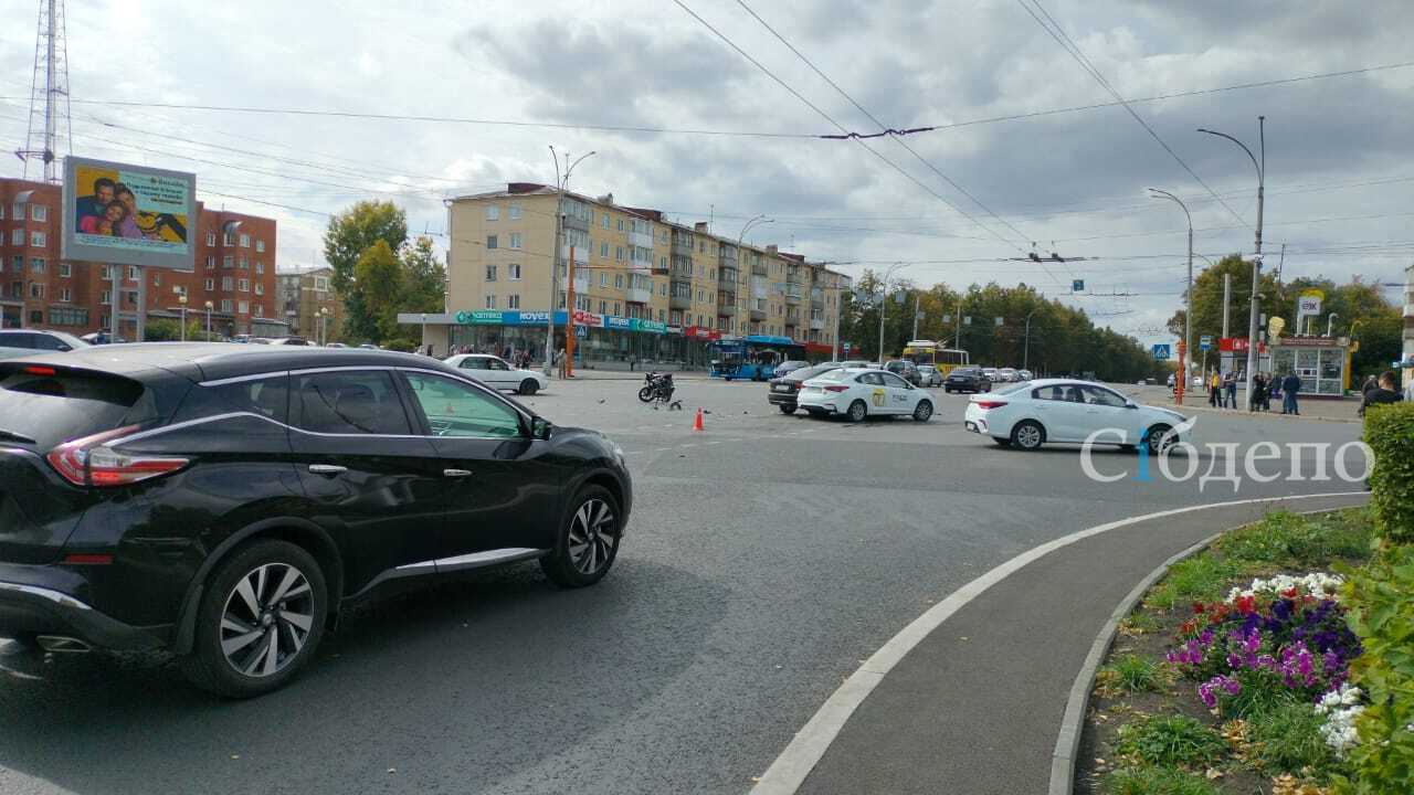 Женщина-водитель мотоцикла пострадала в массовом ДТП в Кемерове