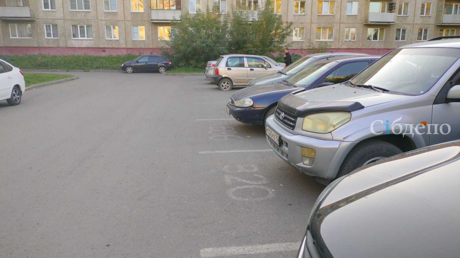Водители Кемерова оригинально «застолбили» на парковке места своим автомобилям