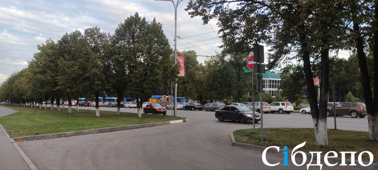 Центр встал: в Новокузнецке после ДТП образовалась километровая пробка