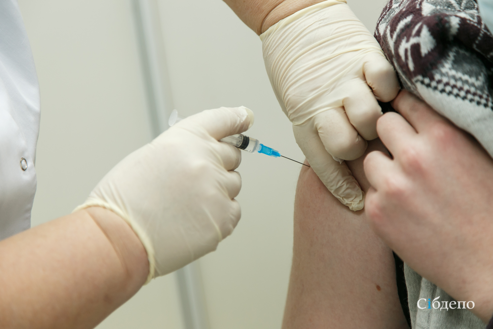 Людей вакцинируют даже дома: в Сибири неприятная болезнь набирает обороты