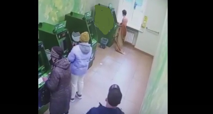 В Кузбассе женщина сняла с себя всё в отделении банка
