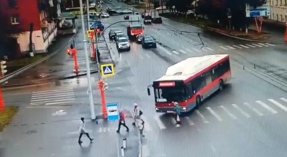 В Кемерове водитель автобуса сбил пожилую женщину и скрылся