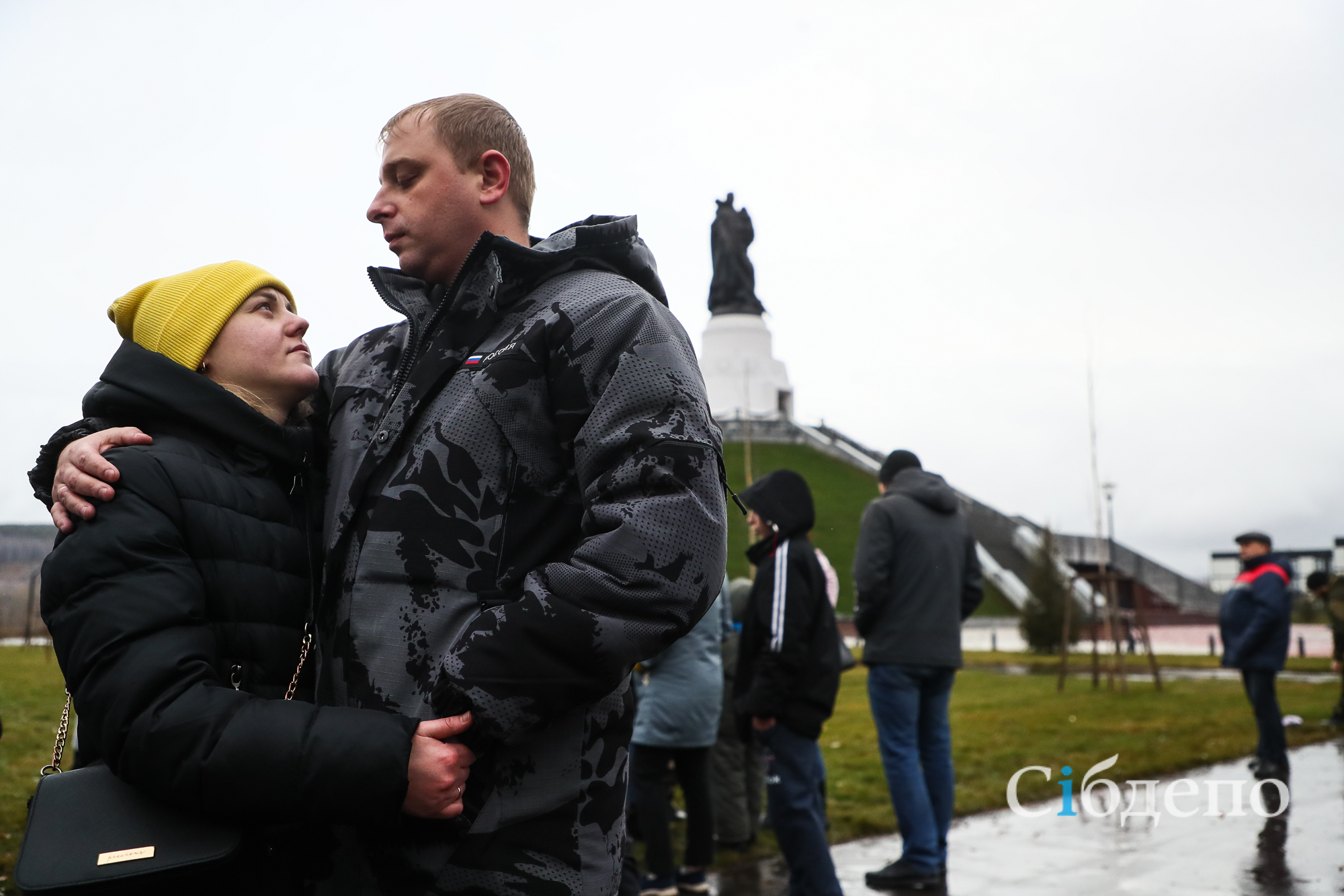Слезы прощания и сердечки на стёклах: как в Кемерове провожали мобилизованных