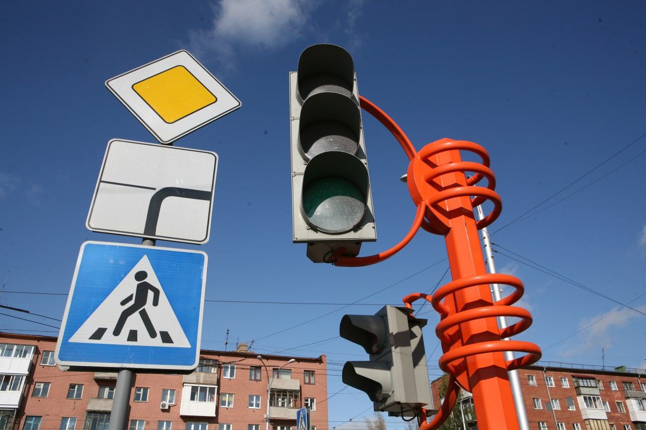 В Кемерове на оживленном перекрестке на весь день отключили светофоры