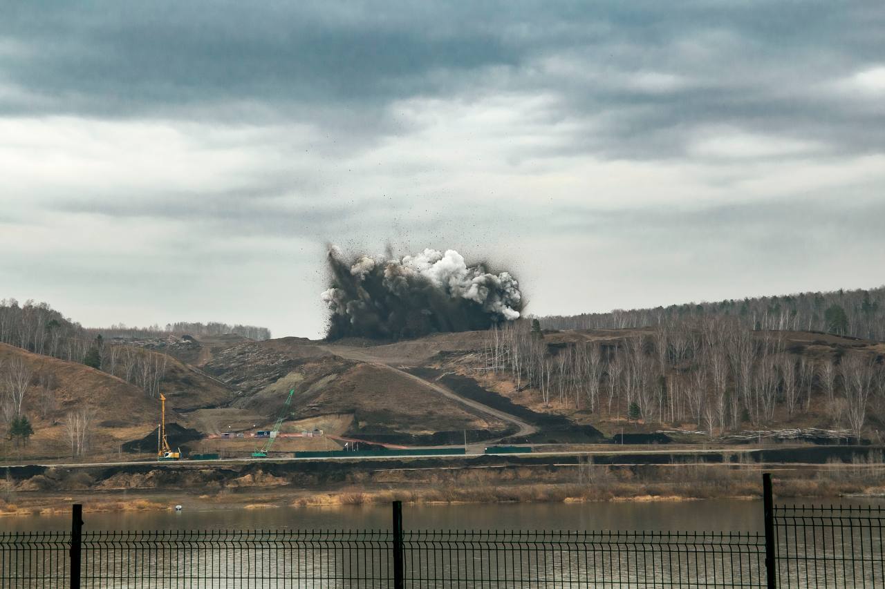 По оживленной трассе в Кузбассе водители будут пробираться между взрывами