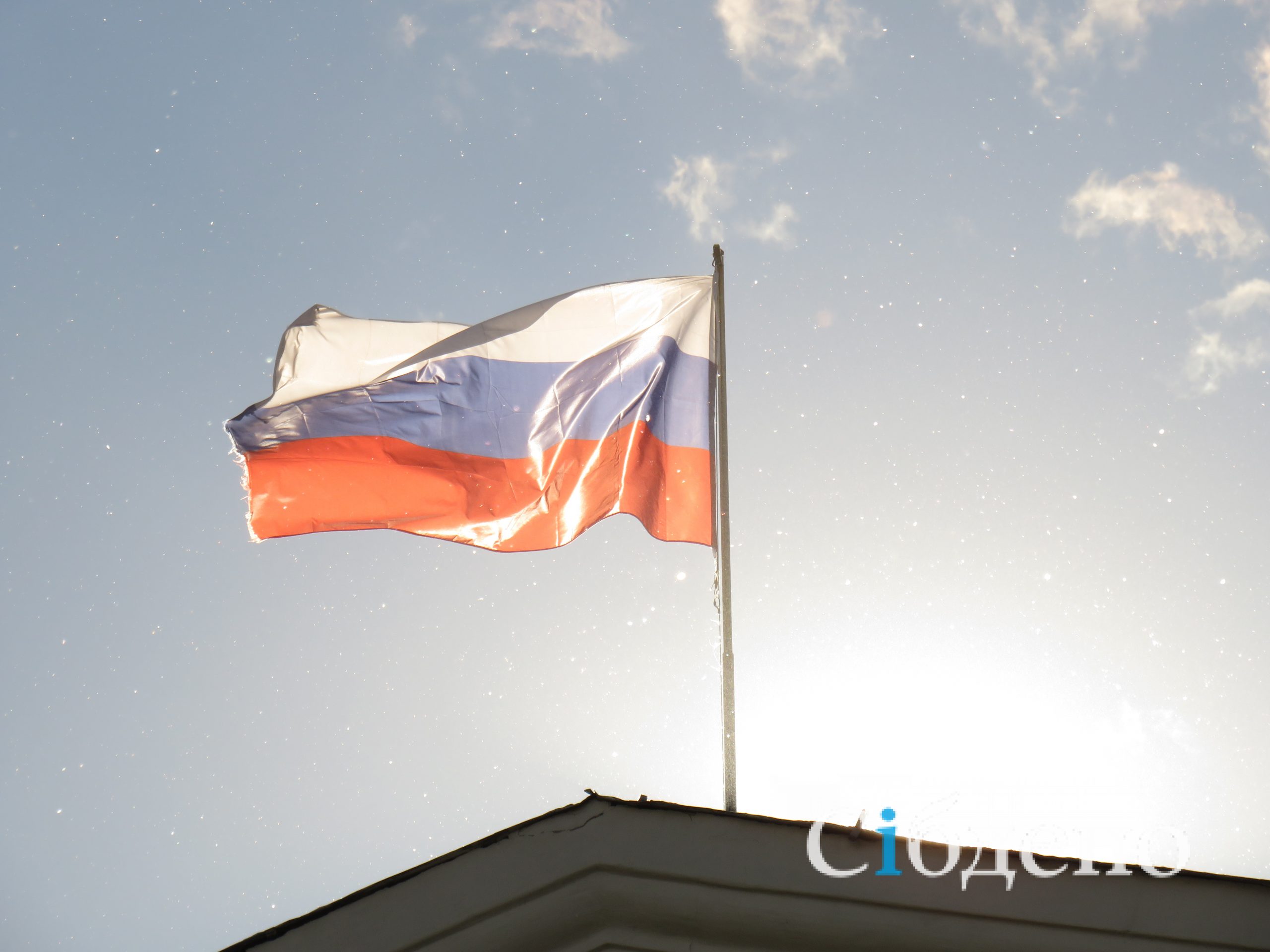«Стыдно смотреть на них»: кемеровчанка испытала омерзение от флагов России
