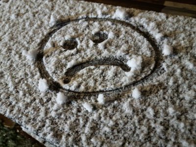 «Замуровали, демоны!»: кузбассовцы жалуются, что их дома «облепили» снегом