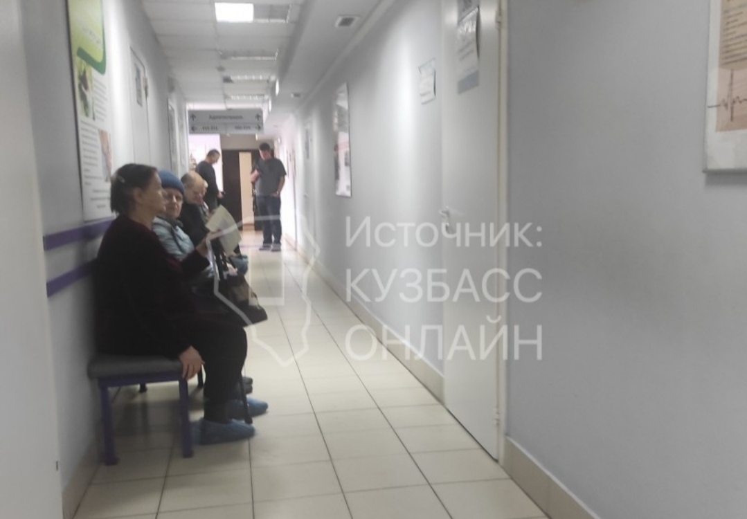 В поликлинике Новокузнецка из-за нехватки персонала пациенты часами ждут выписки
