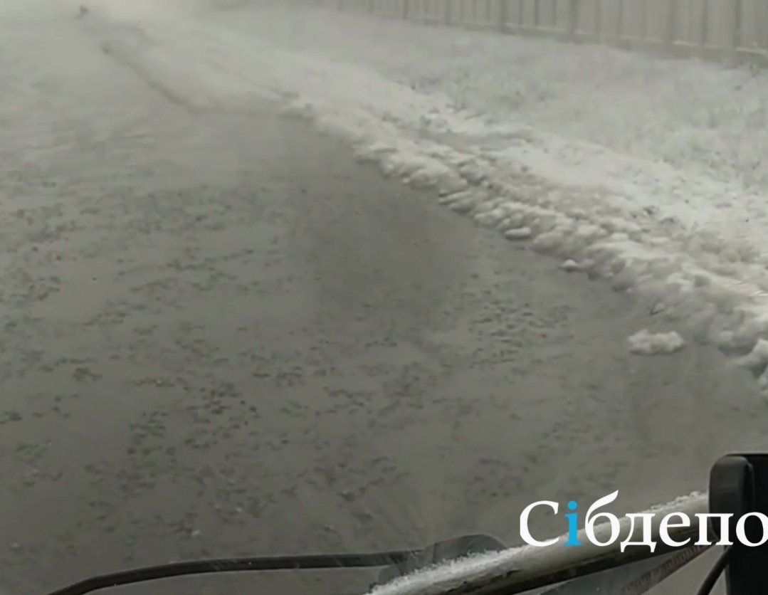 В Новокузнецке по шоссе второй день разливается кипяток