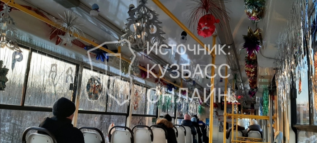 В Новокузнецке новогодний трамвай вызвал восторг у пассажирки