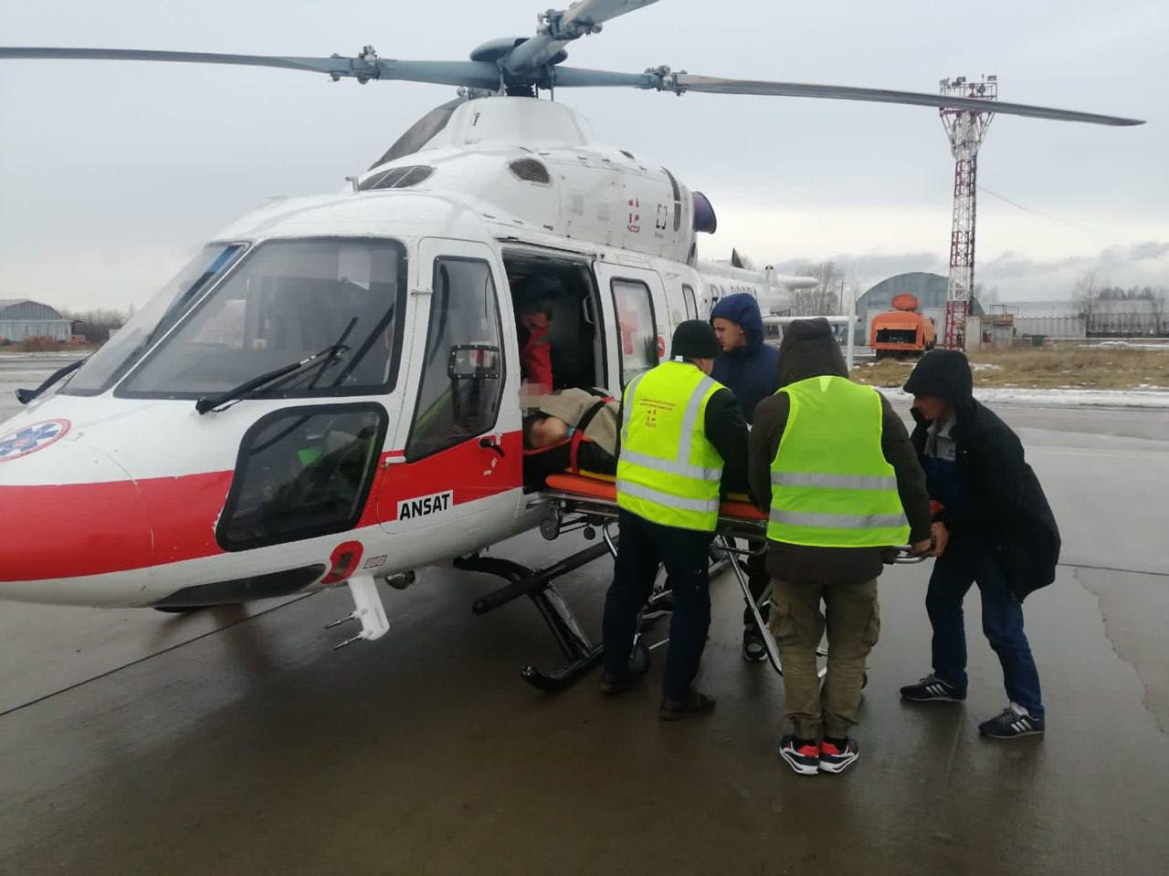 В Кузбассе по воздуху домчали в больницу экстренного пациента