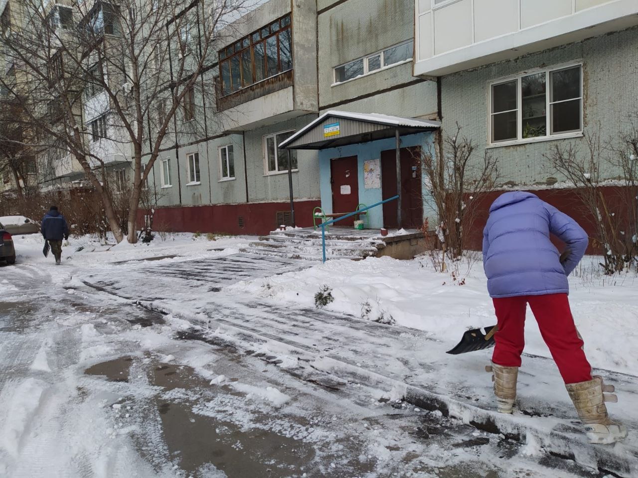 Кемеровчане продолжают бороться со снегом в городе