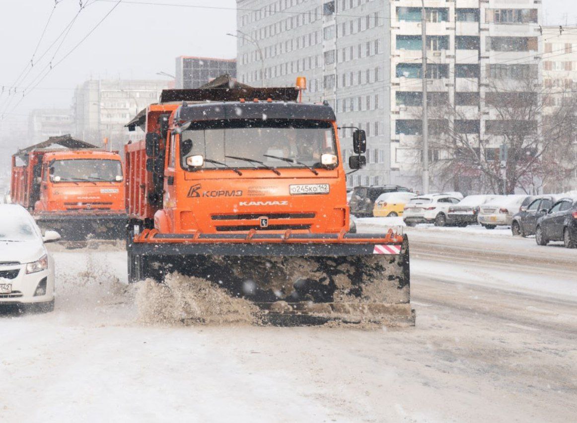 В Кемерове коммунальщики вышли на серьёзную борьбу с зимой