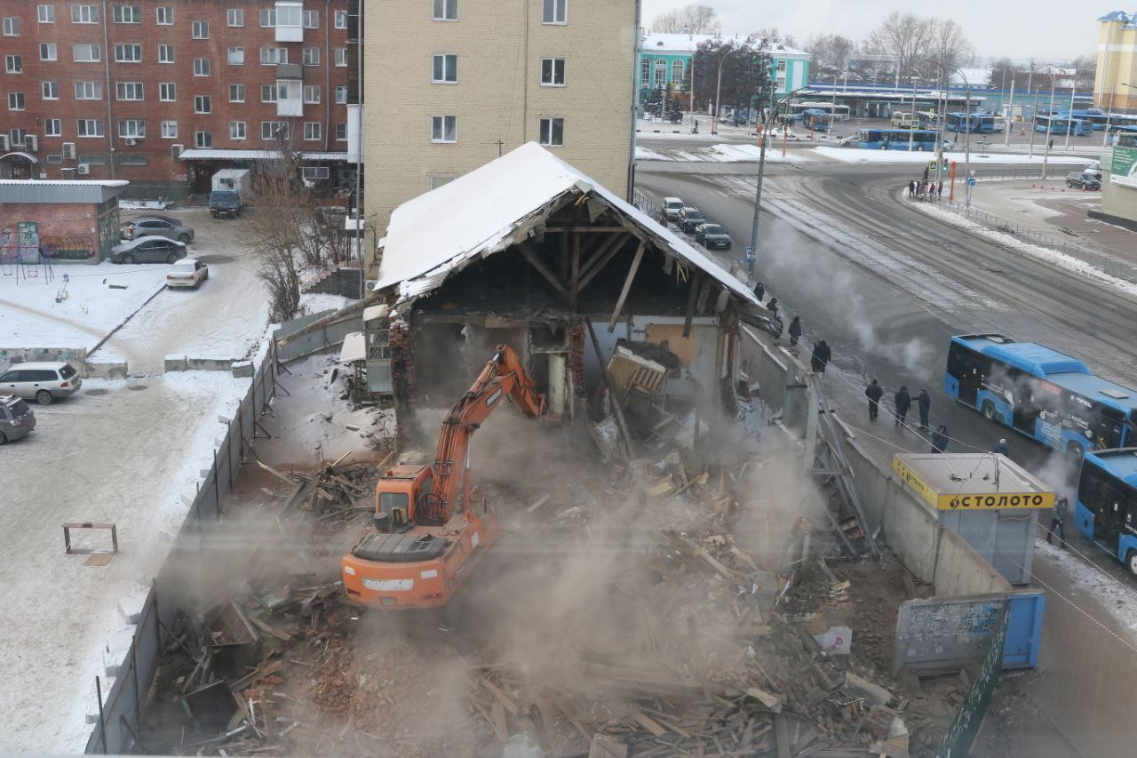 В Кемерове начали сносить частично рухнувшее здание на Ленина