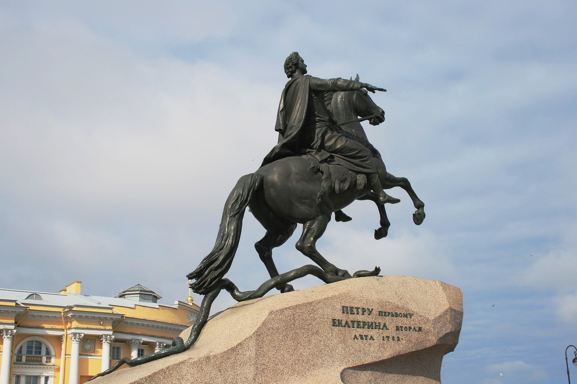 «В честь всех переехавших в Питер»: кемеровчане обсуждают открытие памятника Петру I