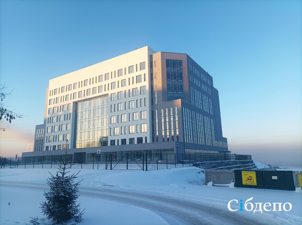 Дорогое и пафосное здание налоговой открыли в Кемерове