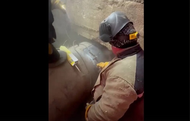 «Пять капель» рабочим и фото мэра в яме: в Новокузнецке устранили аварию и запускают тепло в дома