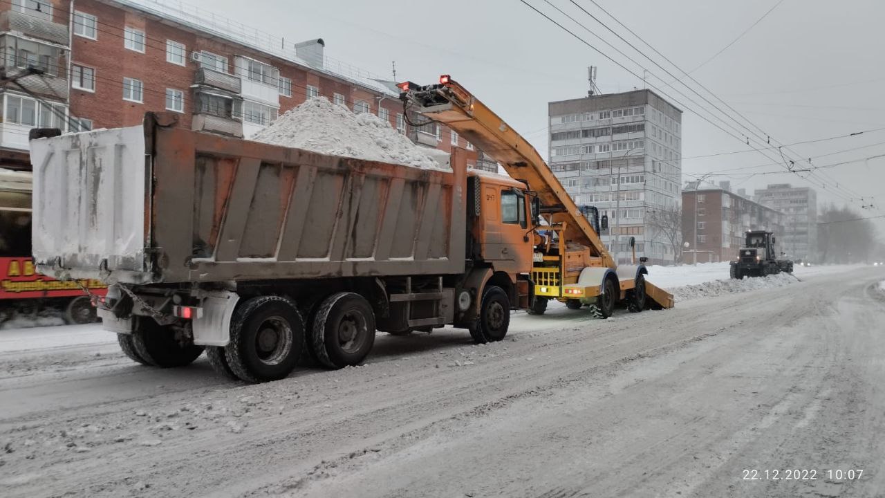 В Кемерове круглосуточно убирают снег