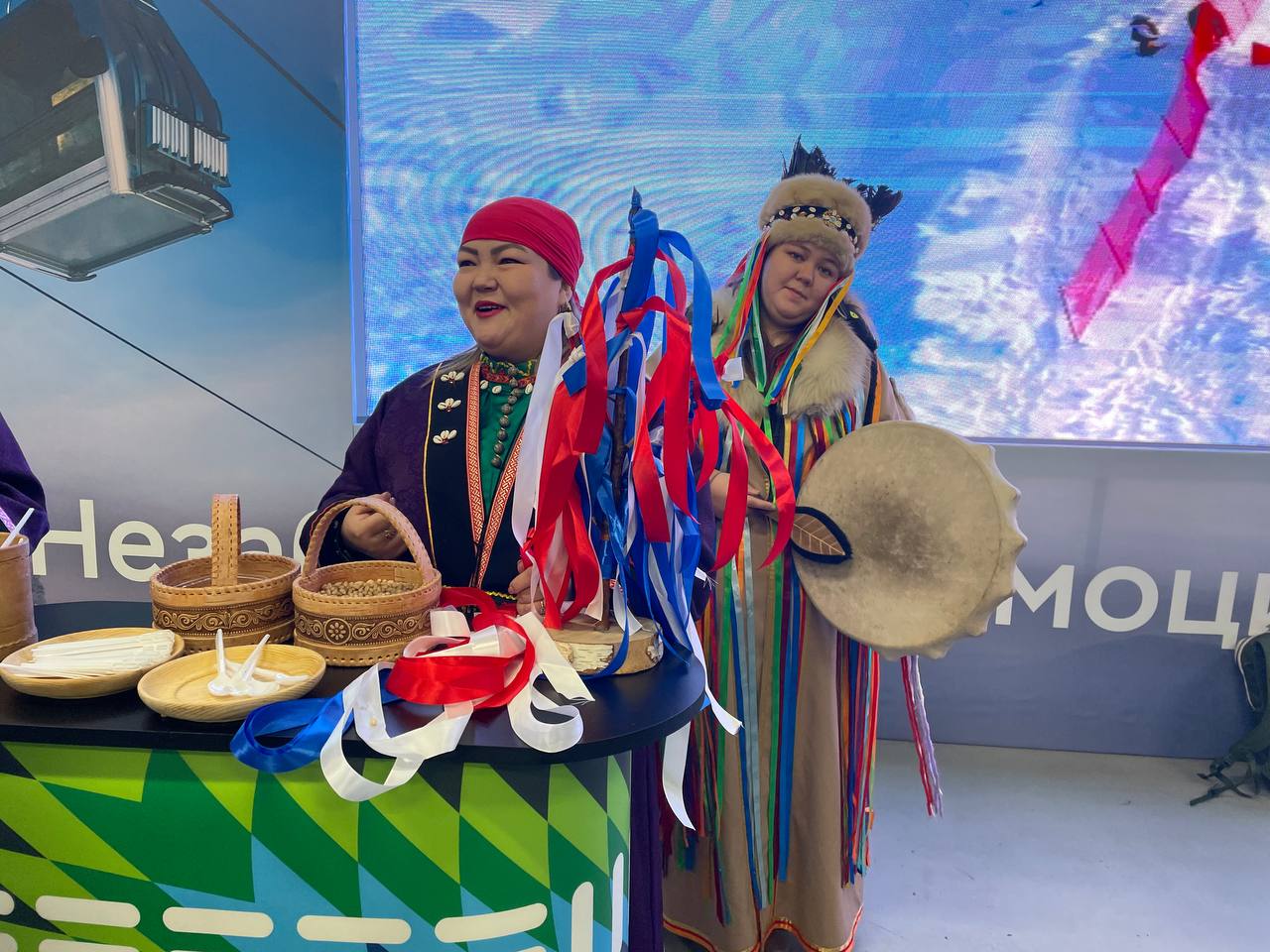 Туристов из Москвы в Новокузнецке встретили шорские шаманы и шерегешский Йети