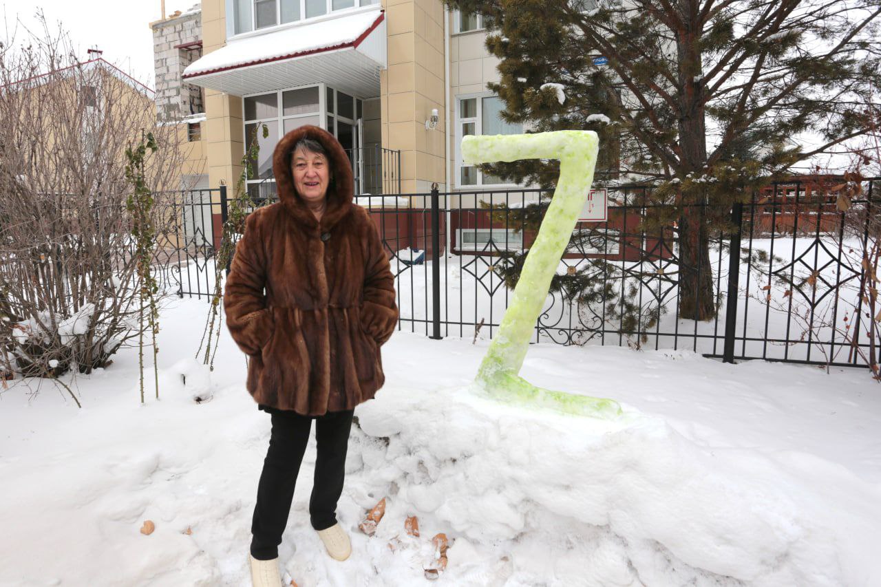 В Кемерове из снега слепили солдата и большую букву Z