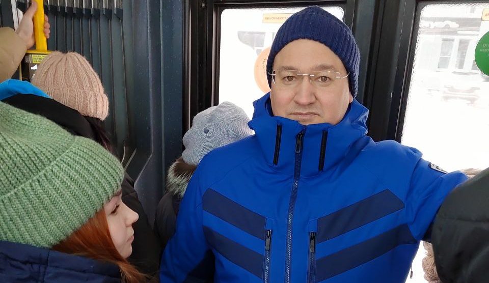 Этого ждали все: замгубернатора Кузбасса прокатился в мороз в автобусе