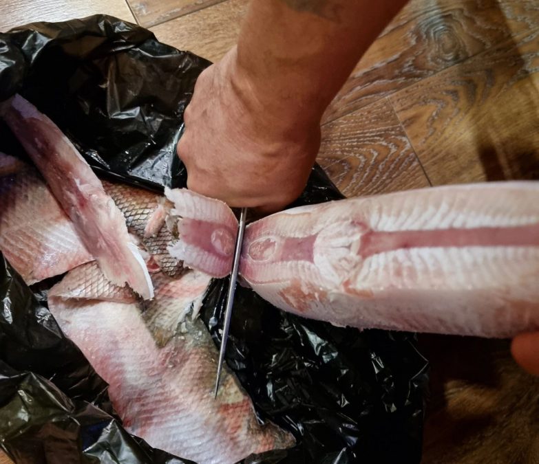 Высокопоставленный чиновник из Кузбасса съел сырую рыбу и доволен