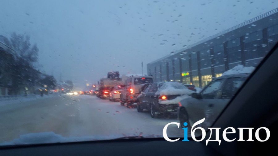 Десятки машин разбились в огромной утренней пробке в Кемерове