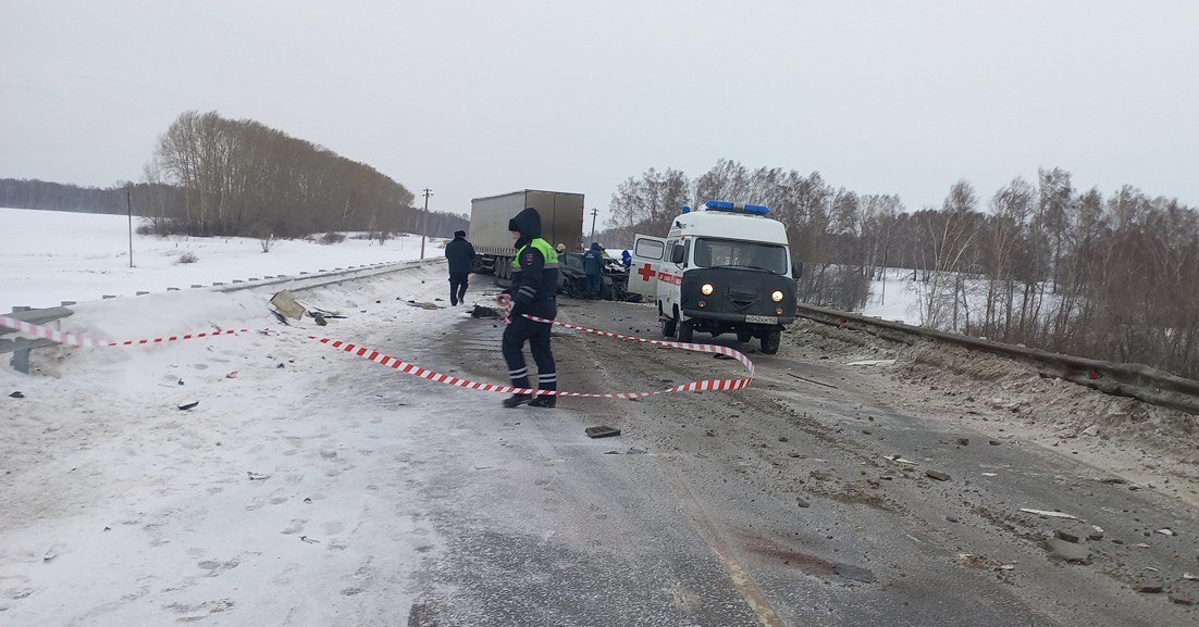 Погибла женщина: на трассе в Кузбассе произошло смертельное ДТП с грузовиком