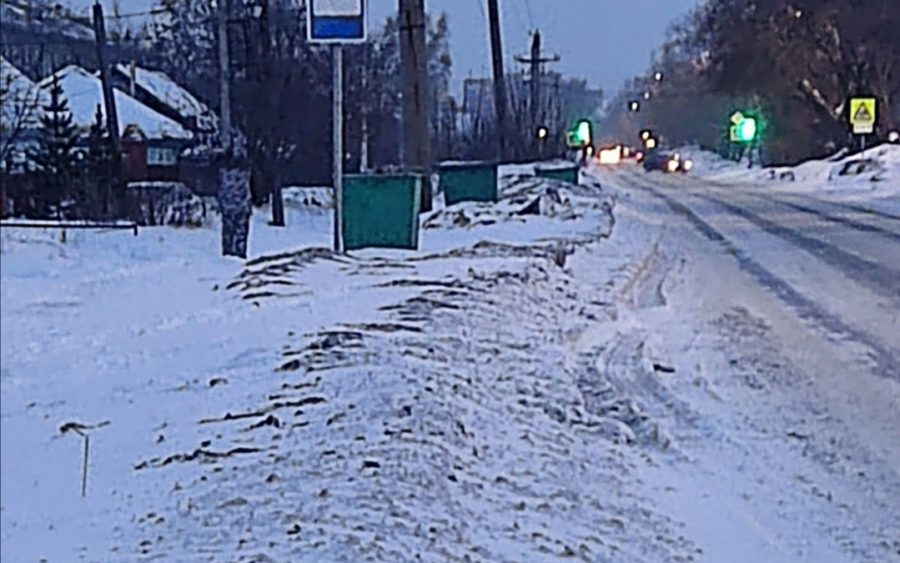 В Кемерове жители просят расчистить остановку в сторону кладбища