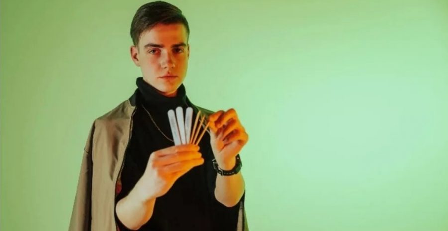 В Сибири 15-летний подросток стал мастером маникюра и открыл свою студию