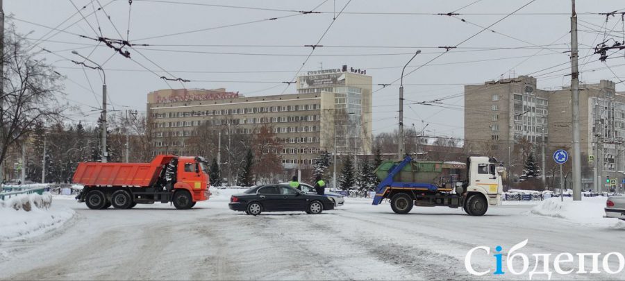 Тотальный застой: Новокузнецк встал в 9-балльные пробки из-за перекрытых дорог