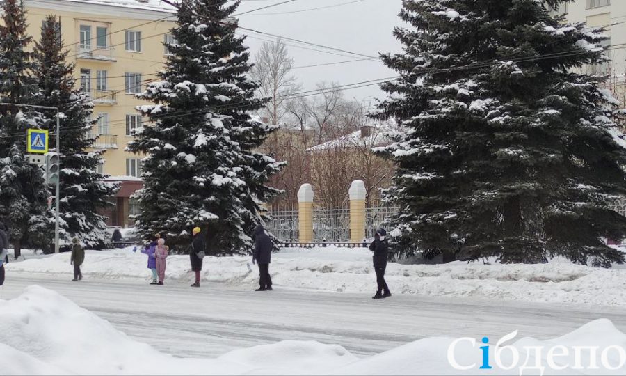 Дети во время эстафеты огня в Новокузнецке прочувствовали всю суровость сибирского климата