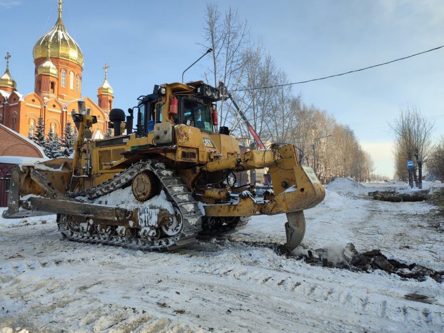 Возле Знаменского собора в Кемерове вскрывают асфальт