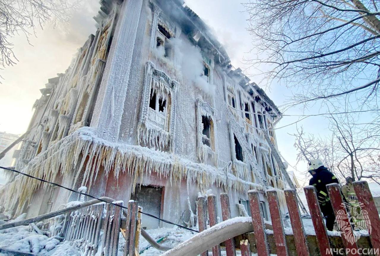 Здание превратилось в дом призраков: в Уфе потушили пожар в мороз •  12.01.2023 • Новости • Сибдепо