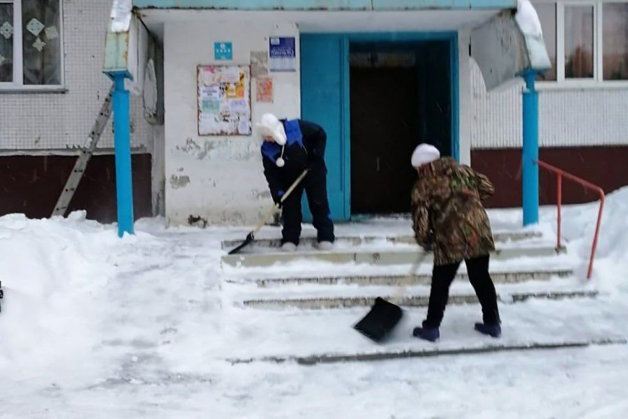 В Кемерове с утра продолжили активно бороться со стихией