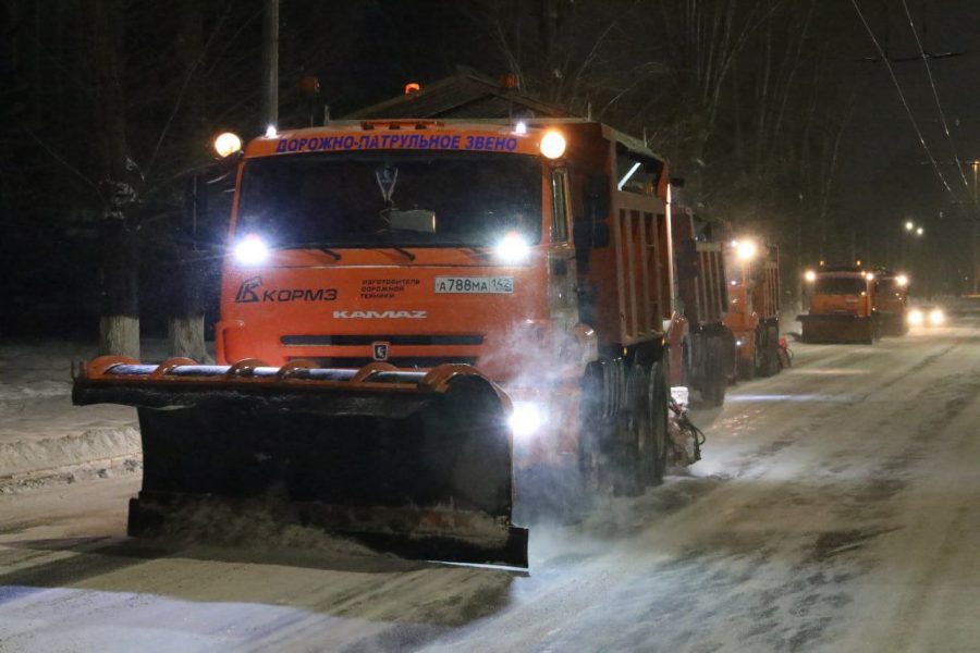В Кемерове в ночь дорожники вышли на борьбу со снегопадом