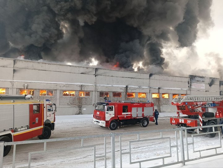 В Красноярске произошёл страшный пожар в огромном складе