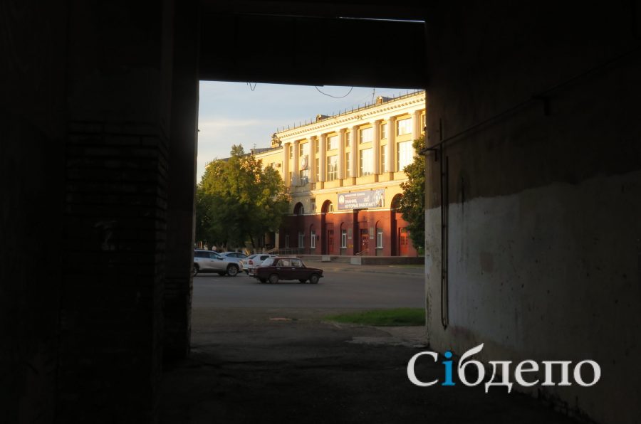 Неизвестный мужчина ворвался в школу Кемерова: первые заявления о ЧП