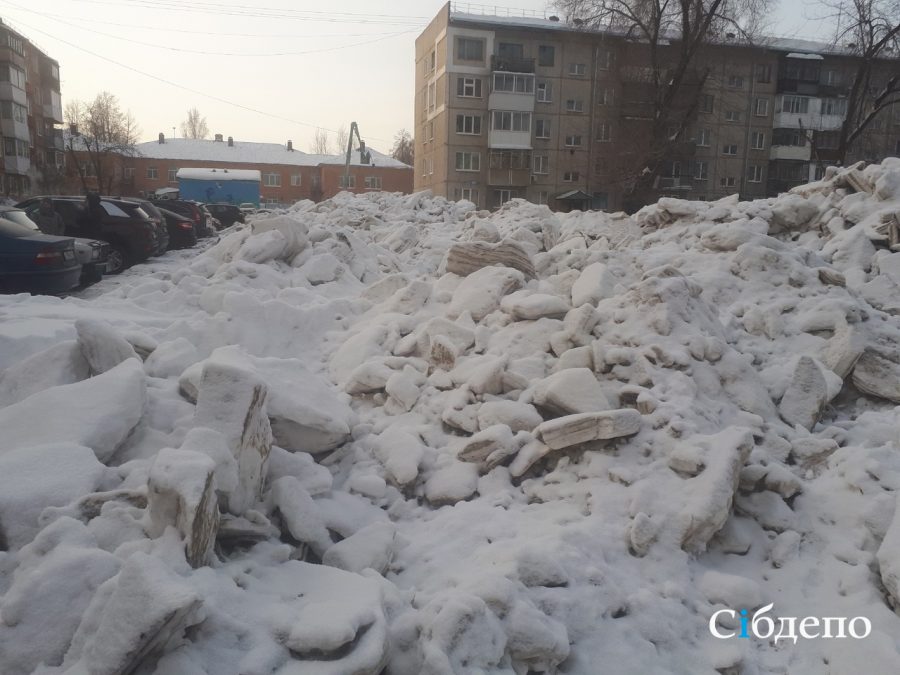 В Кемерове дворы превратились в склад снега, но вывозить его не будут