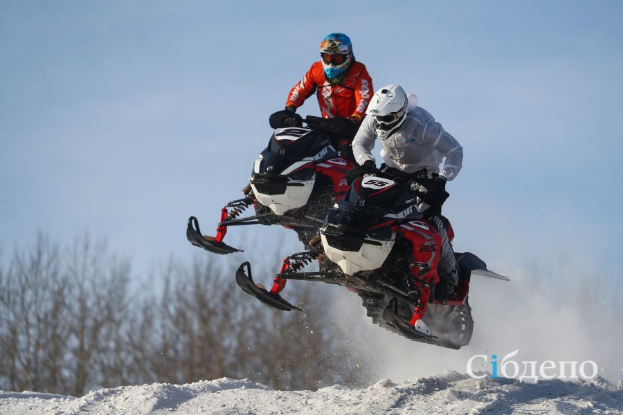 «Что они вытворяли на трассе»: в Кемерове сотни человек дерзко и круто летали на снегоходах