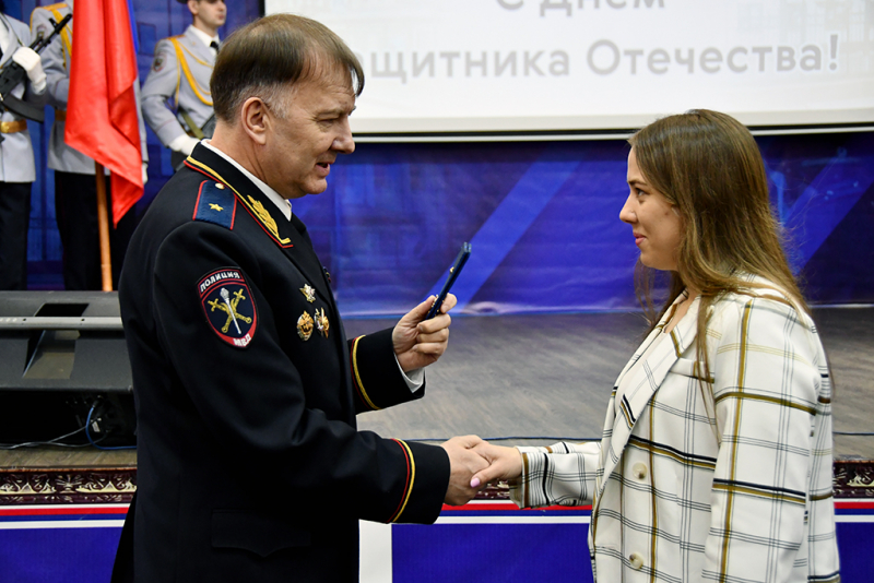 Начальник полиции Кузбасса вручил первые погоны молодым сотрудникам МВД